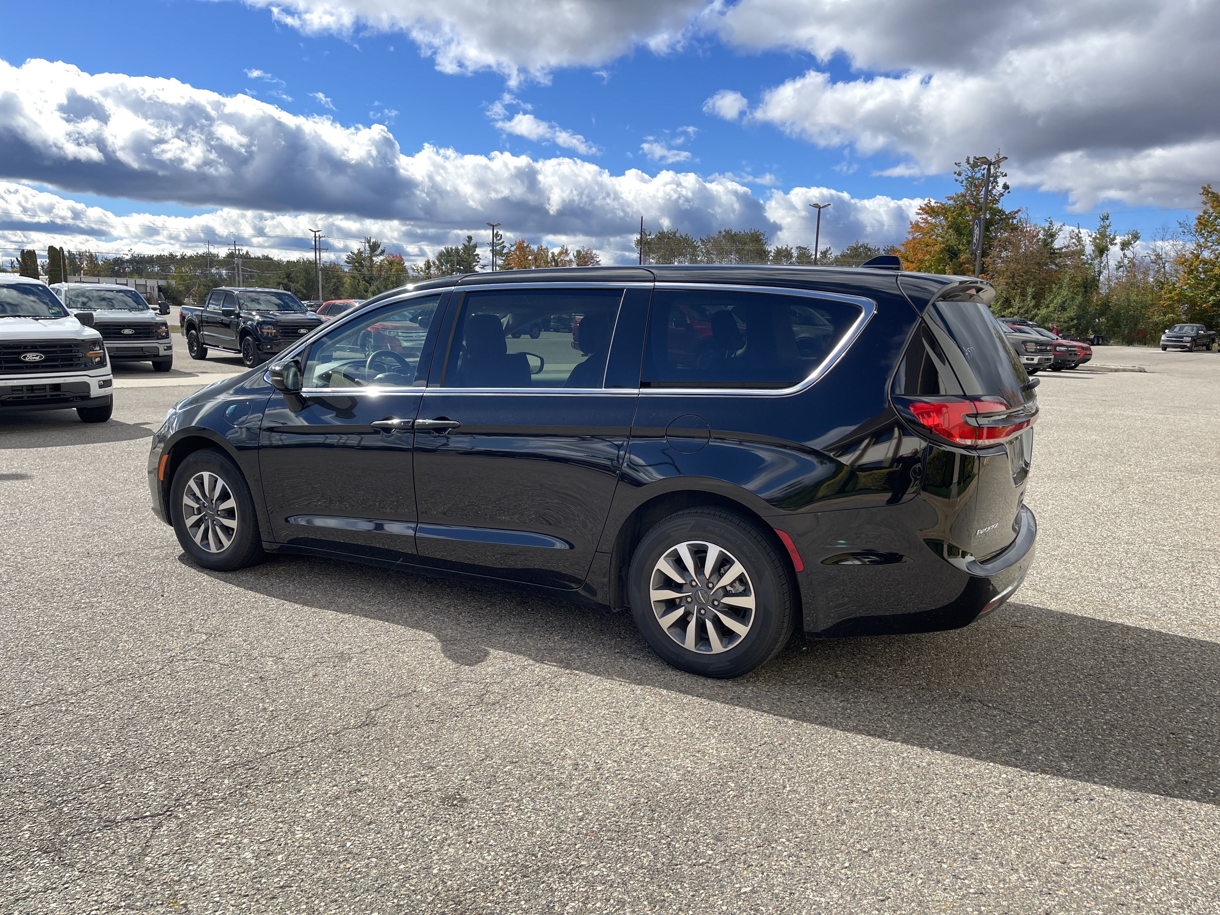 2024 Chrysler Pacifica Hybrid Select