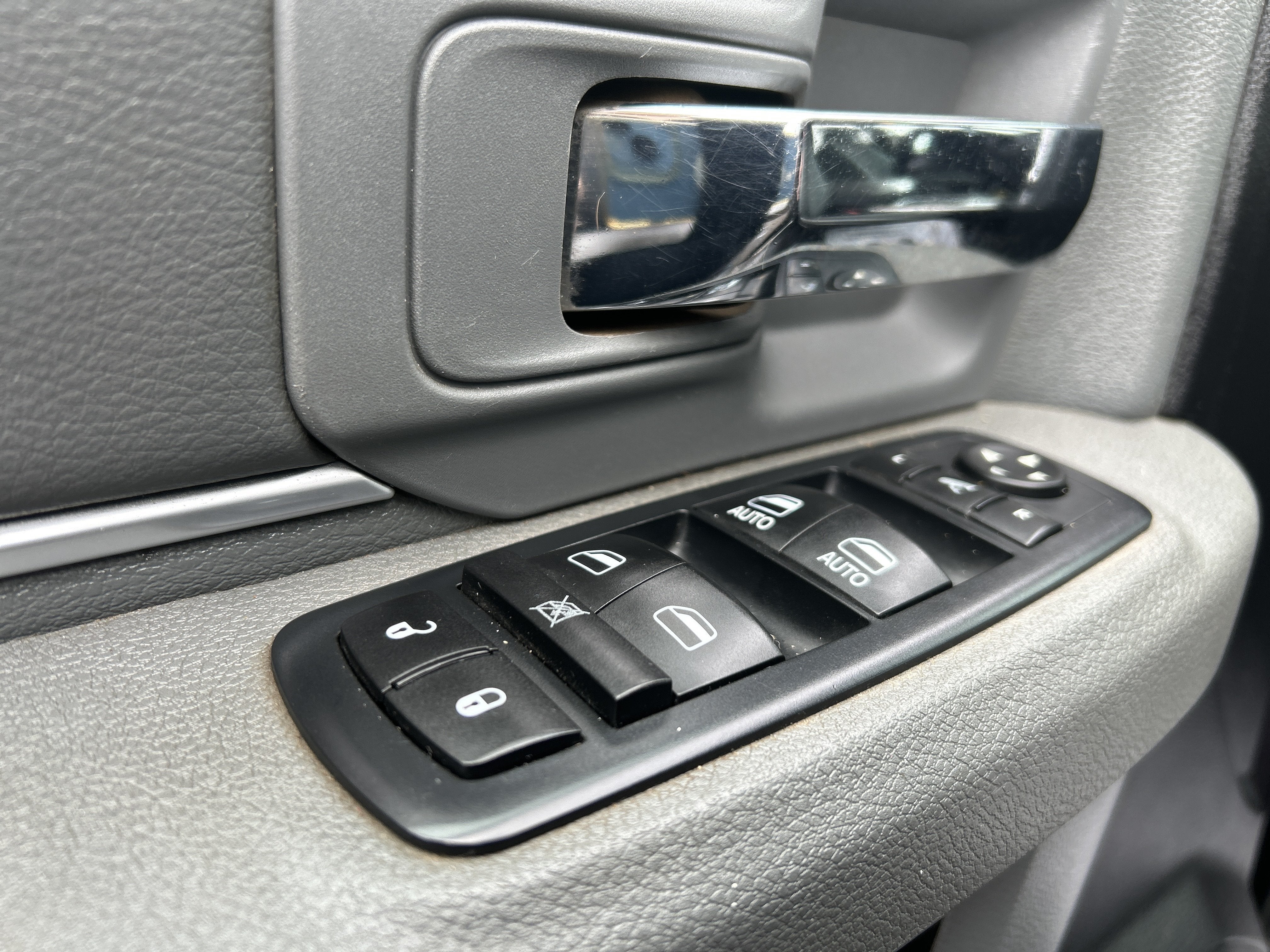 2016 RAM 1500 SLT