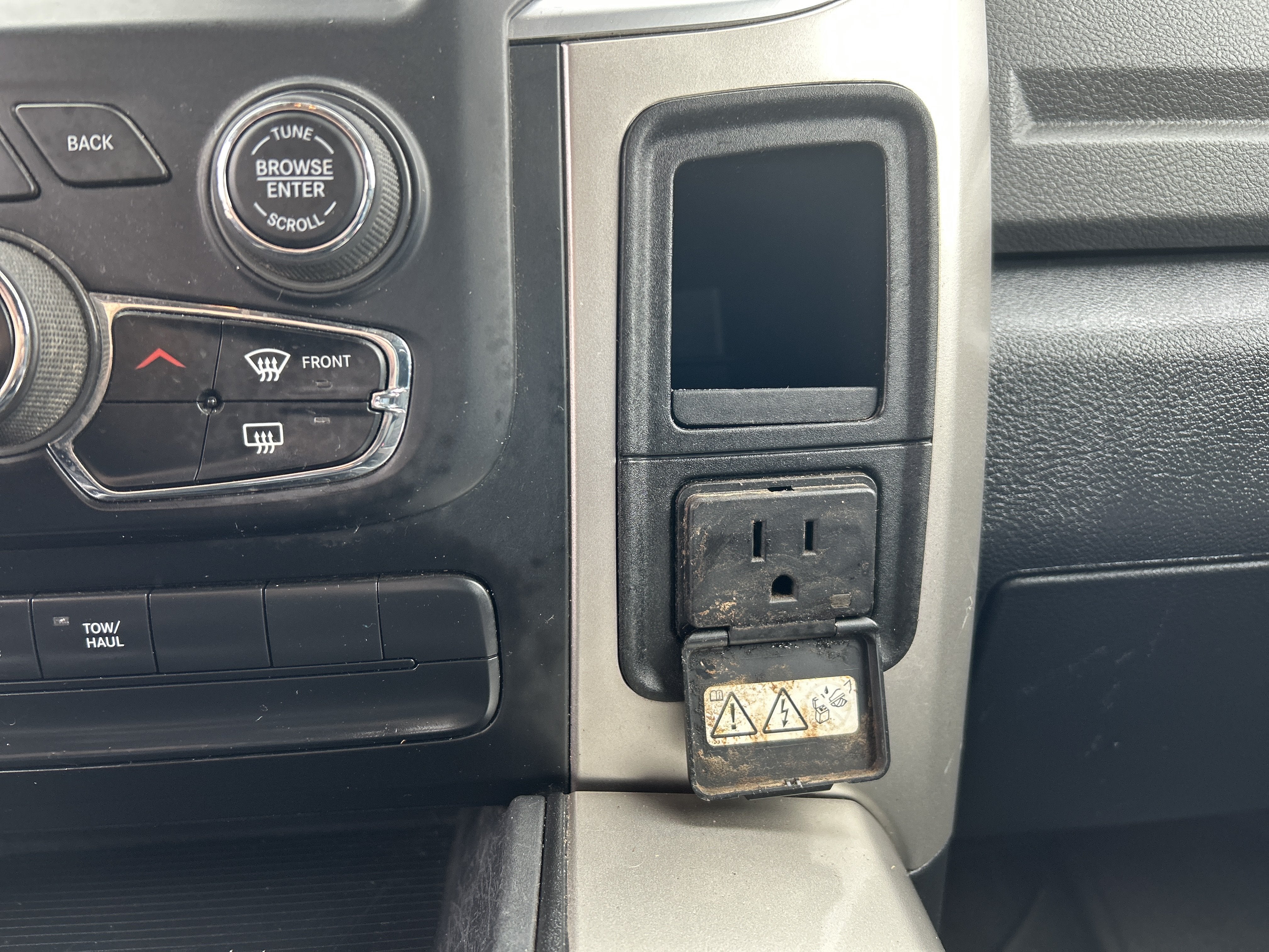 2016 RAM 1500 SLT
